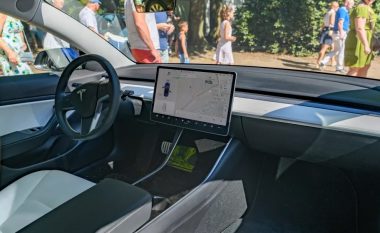 Shoferi i Tesla në SHBA tha se ai po përdorte Autopilot kur goditi për vdekje një motoçiklist