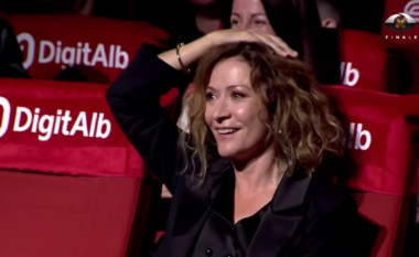 Surprizë madhështore: Egla Ceno dërgohet në teatrin e Elbasanit, për të parë një shfaqje teatrale të organizuar në nder të saj