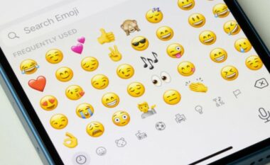 Me emoji të reja: Tired Smiley, Harp dhe Shovel