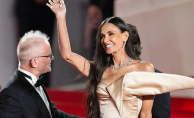 Demi Moore rikthehet në Kanë pas 25 vitesh, publiku e duartrokiti për 13 minuta