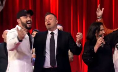 Julian Deda surprizohet nga kolegët e tij të spektaklit të humorit “Portokalli”