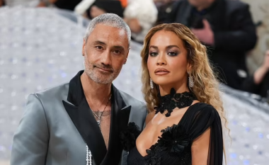 Rita Ora zbulon ‘çelësin’ për ta bërë martesën e saj me Taika Waititi të funksionojë, pavarësisht orareve të tyre ‘të çmendura’