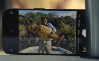 Apple publikon reklamën e re ‘të çuditshme’ për veçorinë me prekje të dyfishtë