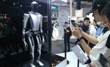 Tesla thuhet se ka aktivizuar dy robotë Optimus për të punuar në fabrikat e saj