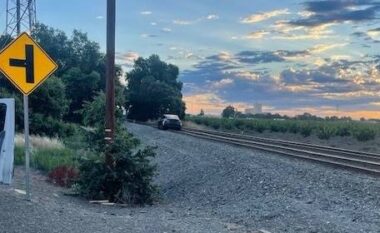 Një shofer thotë se Tesla e tij “hipi në shina të trenit” pasi Autopilot i ngatërroi me një rrugë