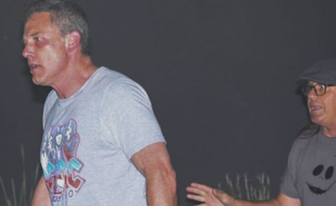 Ben Affleck i lodhur nga paparacët – shihet duke bërtitur dhe duke ua marrë telefonin mes ndarjes nga Jennifer Lopez