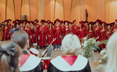 American School of Kosova shkëlqen me brezin e 20-të të diplomuarve, prindërit shfaqin emocione dhe krenari