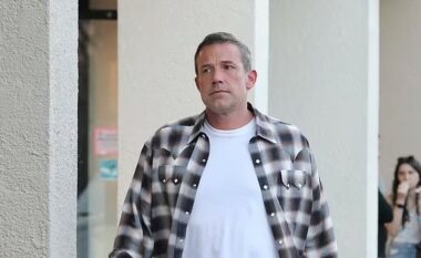 Ben Affleck heq unazën e tij të martesës, ndërsa shijon takimin e drekës me vajzën e tij, ndërsa thashethemet për divorcin shtohen