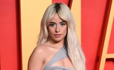 Camila Cabello tregon të pasmet në bikini, ndërsa ishte në plazh në Florida ditë para publikimit të albumit