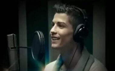 Cristiano Ronaldo i lë fansat pa fjalë, pasi zbulohet videoja e vjetër e ikonës së Man United duke kënduar këngë dashurie