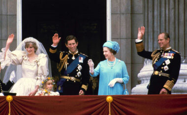 Një lexues buzësh ka zbuluar së fundmi se çfarë i tha Mbretëresha Elizabeth Princeshës Diana në dasmën e saj me Charles