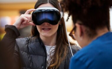 Apple thuhet se ka pezulluar zhvillimin e Vision Pro 2 pasi synon të nxjerrë modelin më të lirë vitin e ardhshëm