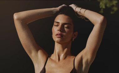 Kendall Jenner shfaq figurën e saj të mrekullueshme, teksa modelon një linjë të re të rrobave të banjës