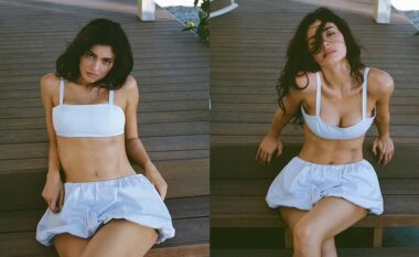 Kylie Jenner duket tejet simpatike në një kostum të bardhë, nga koleksioni i saj veror “Khy”