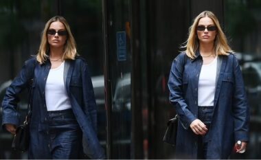 Margot Robbie duket gati për pasarelë me një ansambël xhinsi, teksa ecën nëpër qytetin e New Yorkut