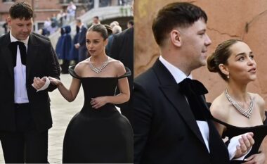 Emilia Clarke duket elegante, teksa bën një mbërritje magjepsëse në eventin “Chaumet” në Venecia