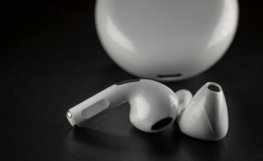 Apple planifikon prodhimin e kufjeve të reja AirPods me kamera të integruara