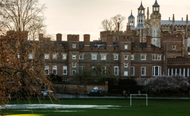 Një shkollë britanike “do t’i bëjë detyrojë” studentët të përdorin telefona të vjetër Nokia