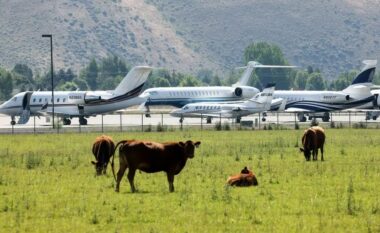 Aeroplanët privatë “pushtojnë” një aeroport të qytetit të vogël në Idaho – për “kampin veror të miliarderëve”