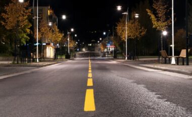 Rruga e zgjuar: Ndriçimi publik ndizet me ndriçimin e plotë vetëm kur afrohet një automjet ose këmbësorë