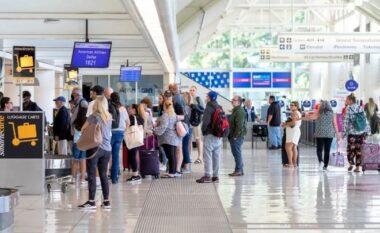 Shërbimet globale po rikthehen ngadalë pas defektit teknologjik që shkaktoi kaos botëror