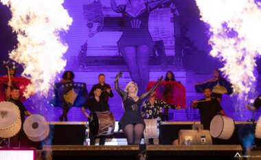 Bebe Rexha inkuadroi tupana në performancën e saj, solli frymë kombëtare në “Sunny Hill 2024”