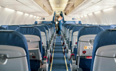 Pse është gjithmonë ftohtë në aeroplan?