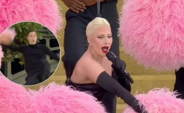 Momenti kur kërcimtari mbështetës i Lady Gaga bie nga skena, gjatë performancës së ceremonisë së hapjes së Lojërave Olimpike