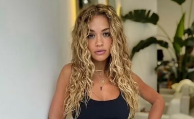 Rita Ora tregon barkun e saj të tonifikuar me veshje sportive, teksa mbështet butikun e influencueses së fitnesit Rachel Dillon
