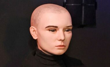 Figura prej dylli e Sinead O’Connor u tërhoq nga muzeu i Dublinit, pas kritikave për ngjashmërinë e tmerrshme