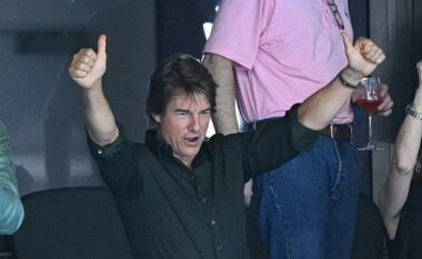 Tom Cruise bëri një paraqitje befasuese në Lojërat Olimpike të Parisit 2024, teksa brohoriste për SHBA-në