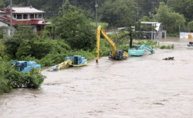 Japonia goditet nga stuhitë dhe shiu i rrëmbyeshëm, ndërpriten fluturimet dhe shërbimet hekurudhore