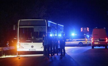 Gjashtë të plagosur nga një sulm me thikë në një autobus në Siegen të Gjermanisë – arrestohet një grua