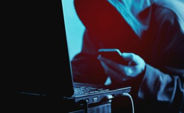 Dyshoni se telefoni juaj është hakuar? Kushtojini vëmendje këtyre katër gjërave