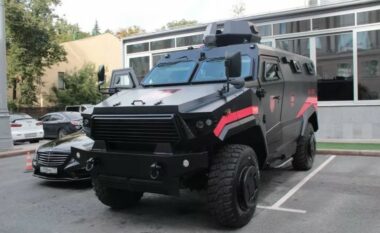 Makina e blinduar kineze shfaqet në rrugët e Moskës ndërsa Putini tenton “të forcojë sigurinë e brendshme”