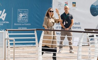 Angelina Jolie mbërrin në Itali për Festivalin e Filmit në Venecia, përshëndet me dorë paparacët në aeroport
