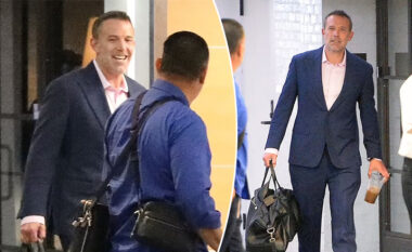Ben Affleck duket i buzëqeshur teksa del nga zyra mes zërave për divorc nga Jennifer Lopez dhe romancës me Kick Kennedy