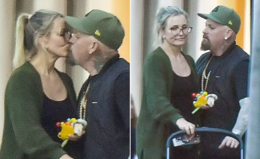 Cameron Diaz shihet në publik duke shijuar një puthje nga bashkëshorti i saj, pak muaj pasi u bë nënë në moshën 51-vjeçare