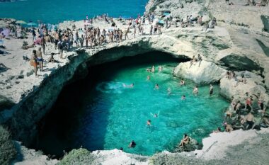 Në Adriatik është pishina më e bukur natyrore në botë: Uji i pastër kristal ju tundon të hidheni, por më mirë mos e bëni…