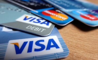 Keqpërdorën kartela bankare, arrestohen tre të dyshuarit në Prishtinë