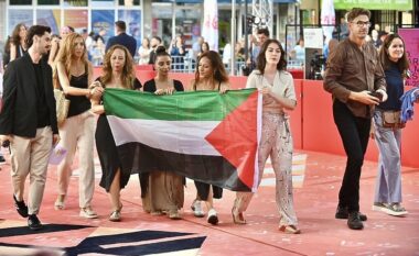 Në Festivalin e Filmit në Sarajevë parakalojnë në tapetin e kuq me flamurin e Palestinës