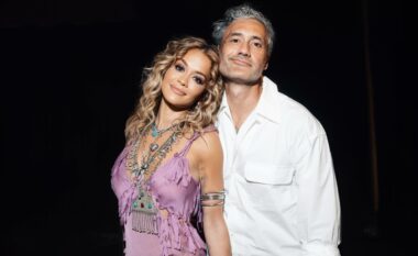 Rita Ora me dedikim të veçantë për bashkëshortin e saj, Taika Waititi në ditëlindjen e tij të 49-të