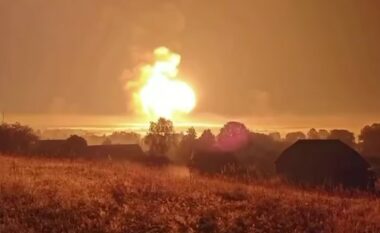 Ukrainasit sulmojnë me dhjetëra dronë Rusinë, Kremlini pretendon se i ka rrëzuar – harroi të përmend depot e municioneve që u hodhën në erë