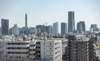 Një adoleshente kreu vetëvrasje në Japoni, u hodh nga një ndërtesë – ra mbi një grua që gjithashtu humbi jetën