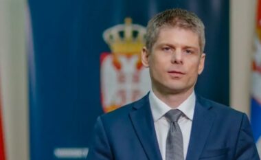 Francezi Arnaud angazhohet për t’i luftuar “dezinformatat”, gazetarët në Serbi thonë se ekipi propagandistik i Vuçiqit shfaqet në një detyrë të re