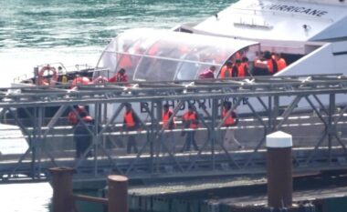 Anija përmbyset në Kanalin Anglez, të paktën 12 emigrantë të vdekur