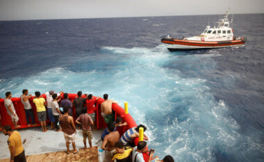 Shpëtohen shtatë emigrantë, zhduken 21 të tjerë – pas fundosjes së një anijeje pranë bregdetit të ishullit Lampedusa, Itali