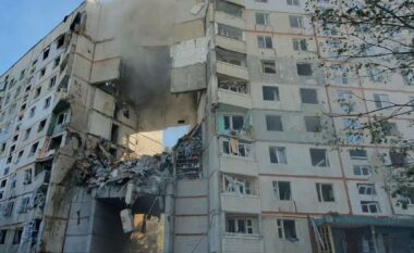 Rusia bombardon ndërtesat e banimit në Kharkiv, Zelensky publikon pamjet dramatike