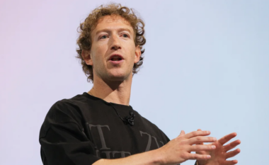 Pasuria neto e Mark Zuckerberg është ngjitur në një shifër duke e futur atë në “klubin ku janë vetëm tre miliarderë të tjerë”