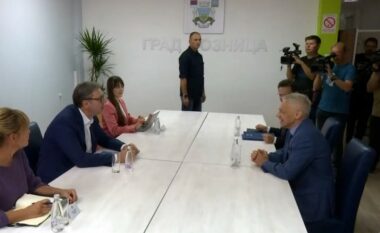 Në kohën kur persona me maska po bllokojnë kufirin mes Kosovës dhe Serbisë, Vuçiq takon ambasadorin rus